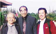 杨永康与歌曲《祖国颂》的词作者，著名词作家乔羽先生（左）、指挥家隋星桥先生